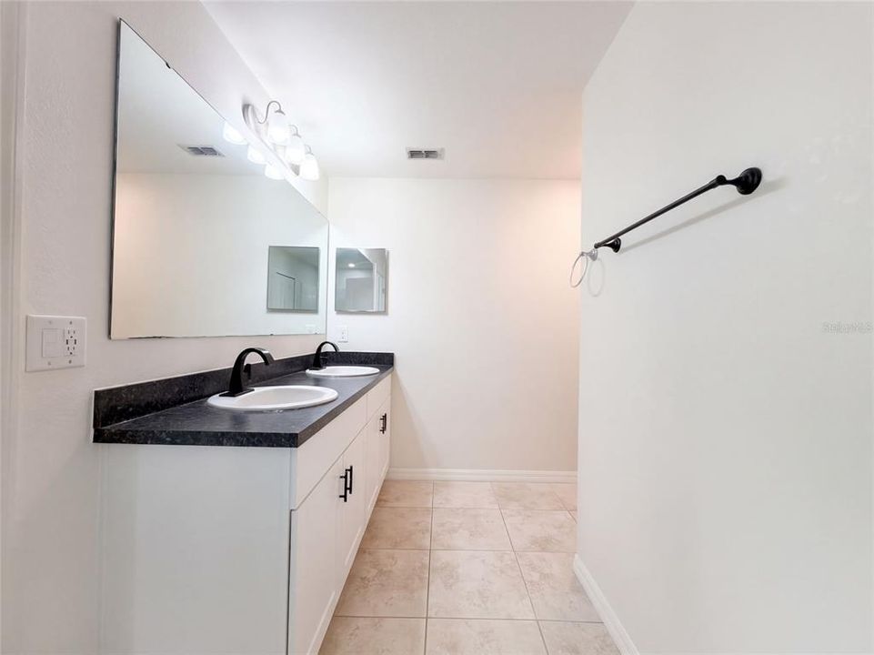 Activo con contrato: $328,000 (6 camas, 2 baños, 2655 Pies cuadrados)