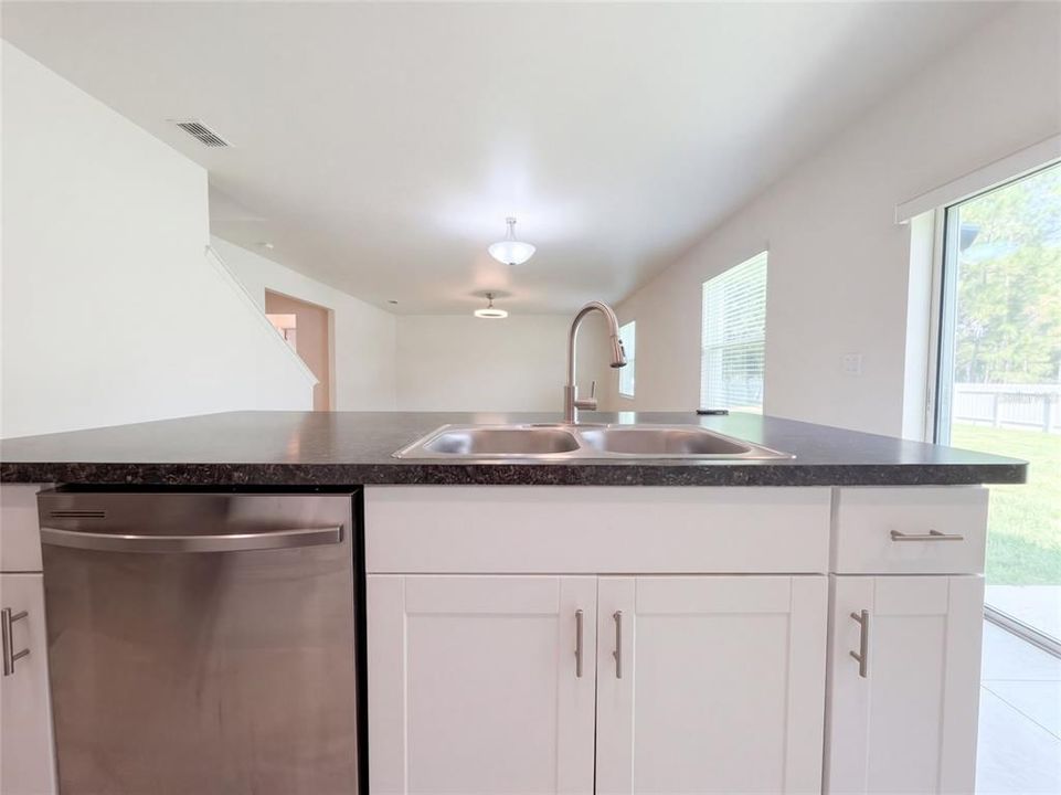 Activo con contrato: $328,000 (6 camas, 2 baños, 2655 Pies cuadrados)