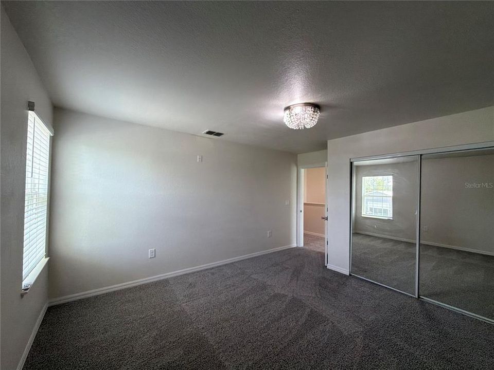 Activo con contrato: $328,000 (6 camas, 2 baños, 2655 Pies cuadrados)