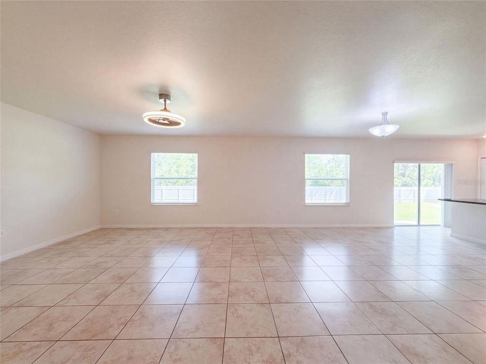 Activo con contrato: $328,000 (6 camas, 2 baños, 2655 Pies cuadrados)