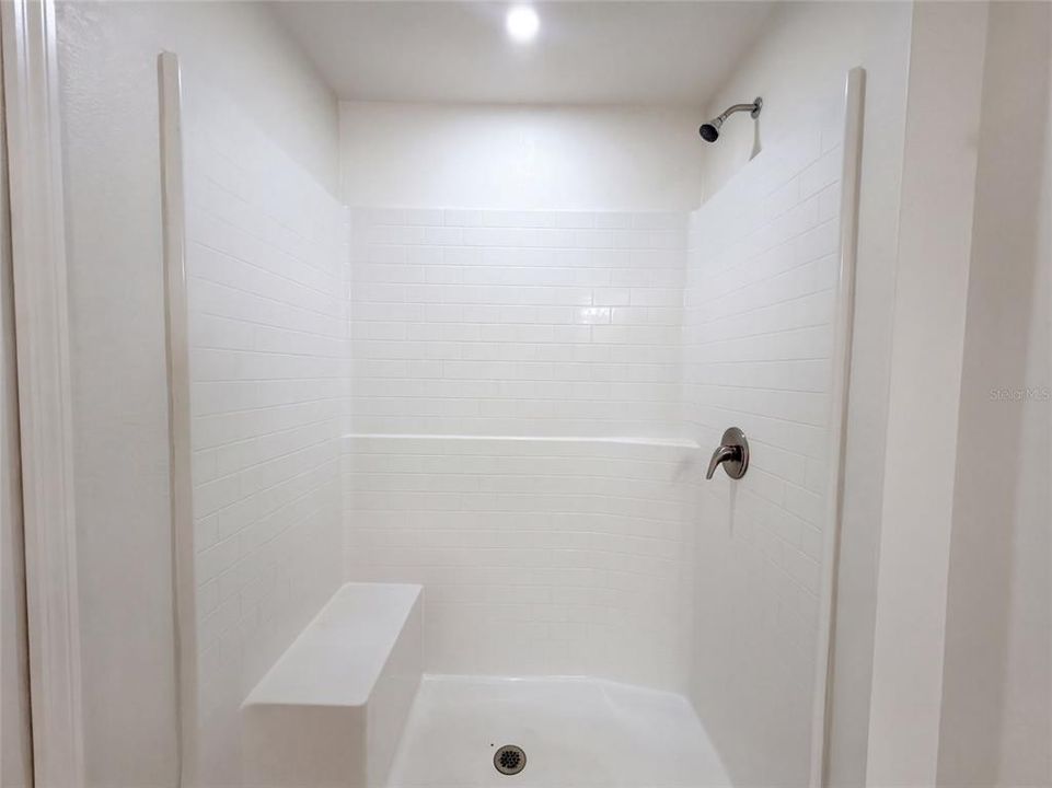 Activo con contrato: $328,000 (6 camas, 2 baños, 2655 Pies cuadrados)