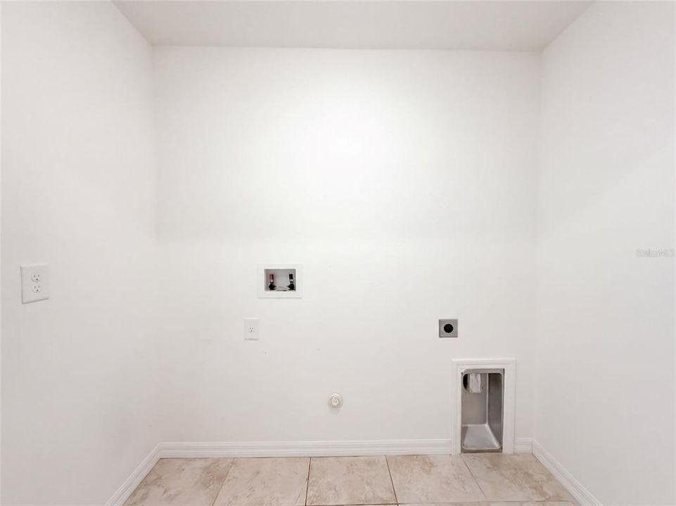 Activo con contrato: $328,000 (6 camas, 2 baños, 2655 Pies cuadrados)
