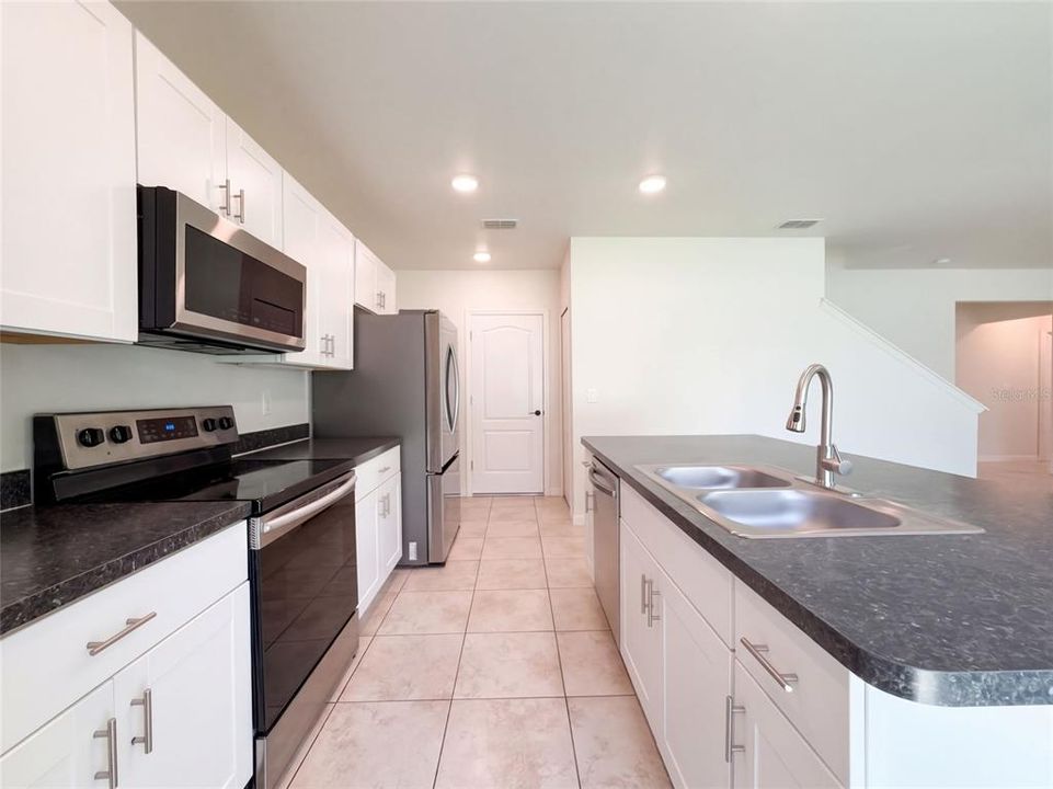 Activo con contrato: $328,000 (6 camas, 2 baños, 2655 Pies cuadrados)