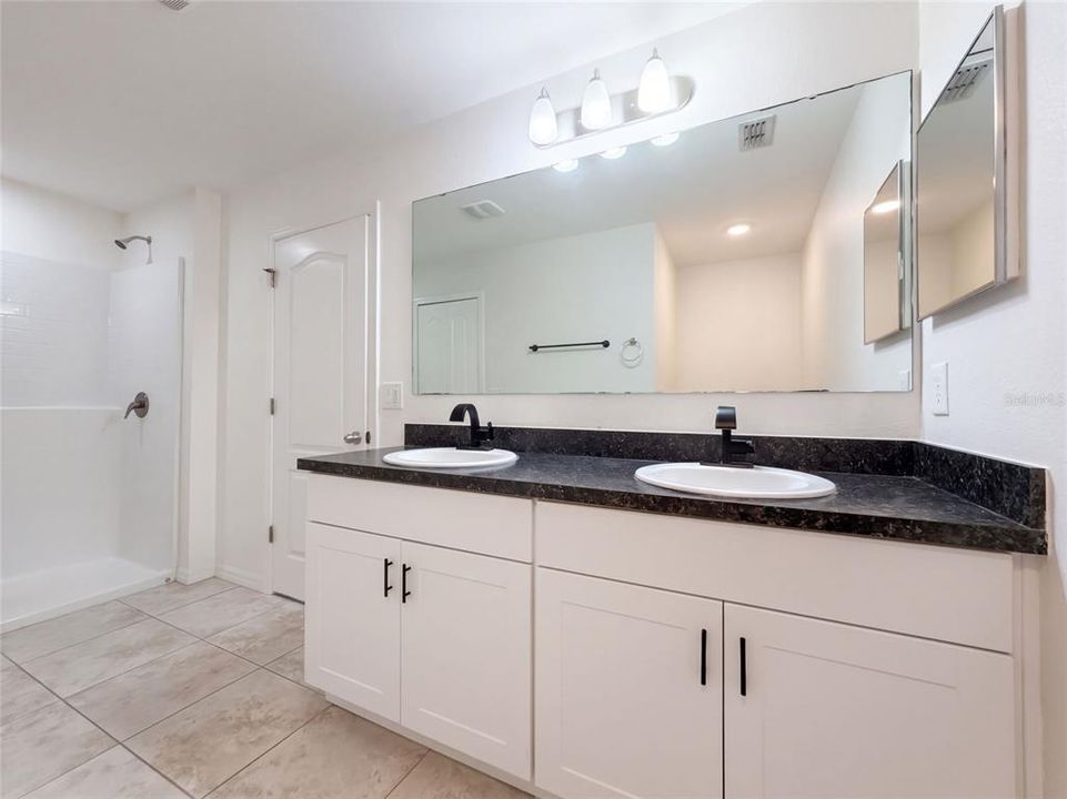 Activo con contrato: $328,000 (6 camas, 2 baños, 2655 Pies cuadrados)