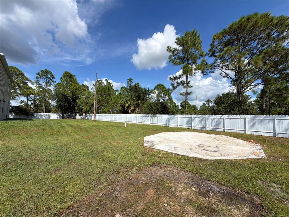 Activo con contrato: $328,000 (6 camas, 2 baños, 2655 Pies cuadrados)
