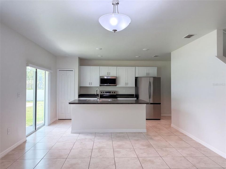 Activo con contrato: $328,000 (6 camas, 2 baños, 2655 Pies cuadrados)