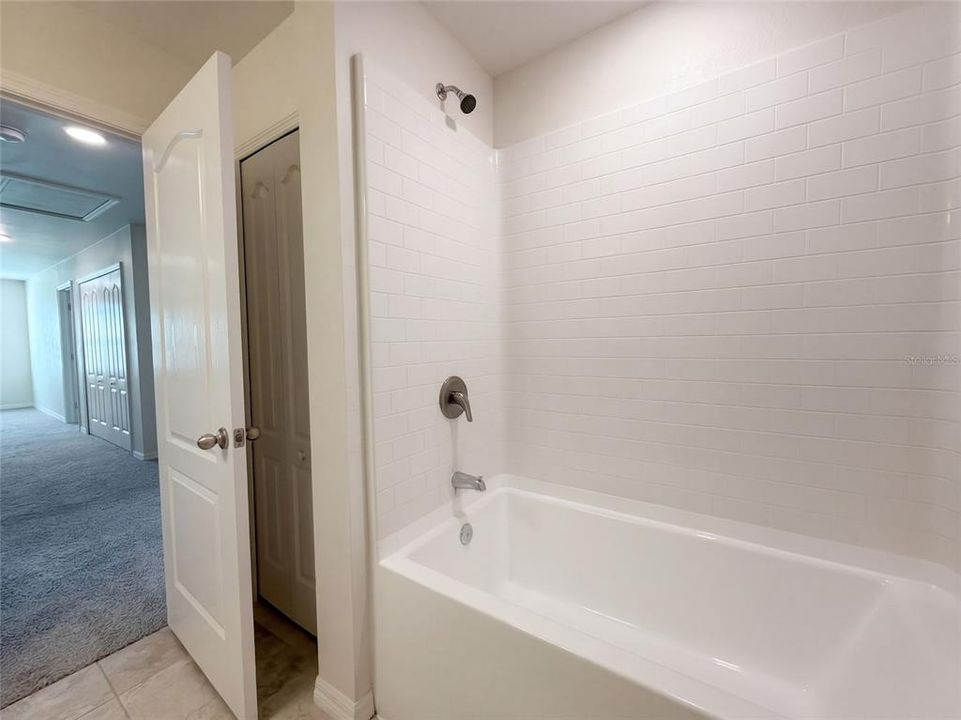 Activo con contrato: $328,000 (6 camas, 2 baños, 2655 Pies cuadrados)
