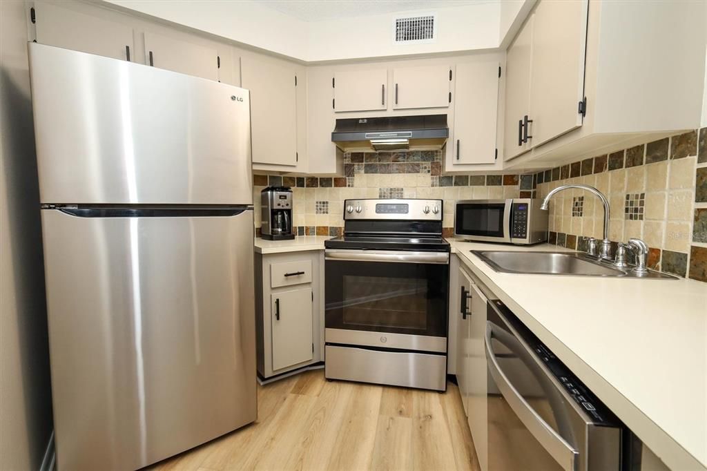 На продажу: $175,000 (2 спален, 2 ванн, 820 Квадратных фут)