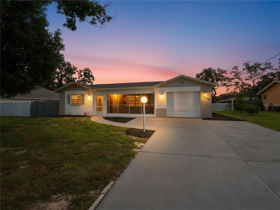 For Sale: $265,000 (2 beds, 2 baths, 1360 Square Feet)