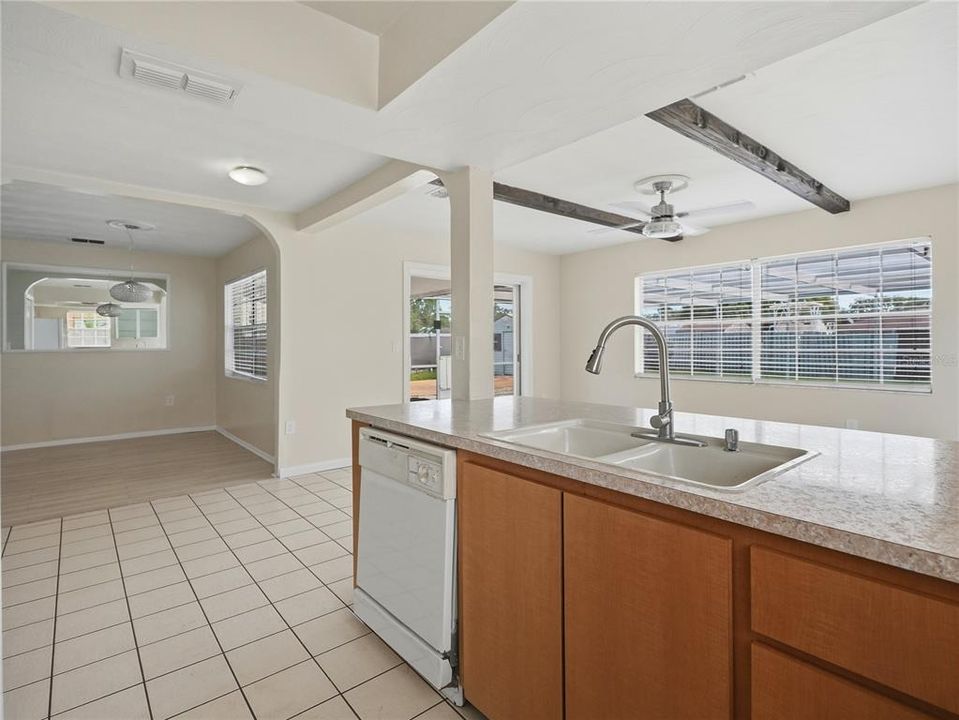 For Sale: $265,000 (2 beds, 2 baths, 1360 Square Feet)