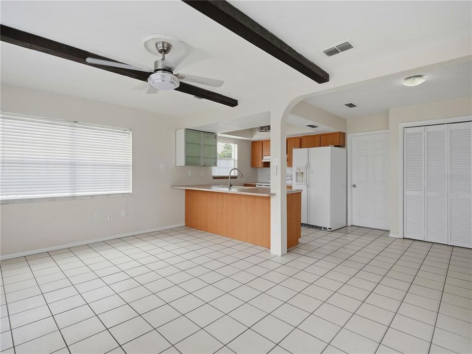 For Sale: $265,000 (2 beds, 2 baths, 1360 Square Feet)