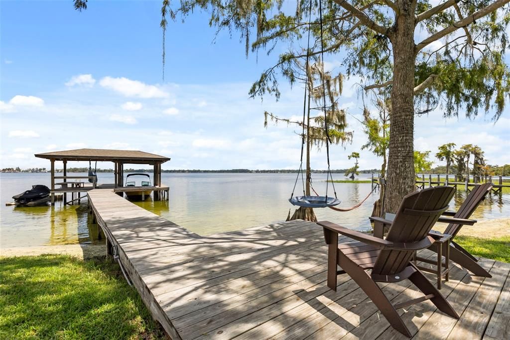 На продажу: $2,200,000 (0.64 acres)