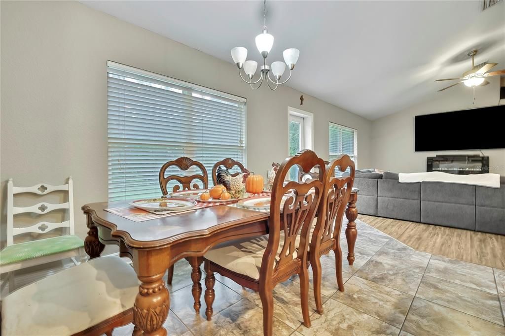 En Venta: $345,000 (4 camas, 2 baños, 1750 Pies cuadrados)