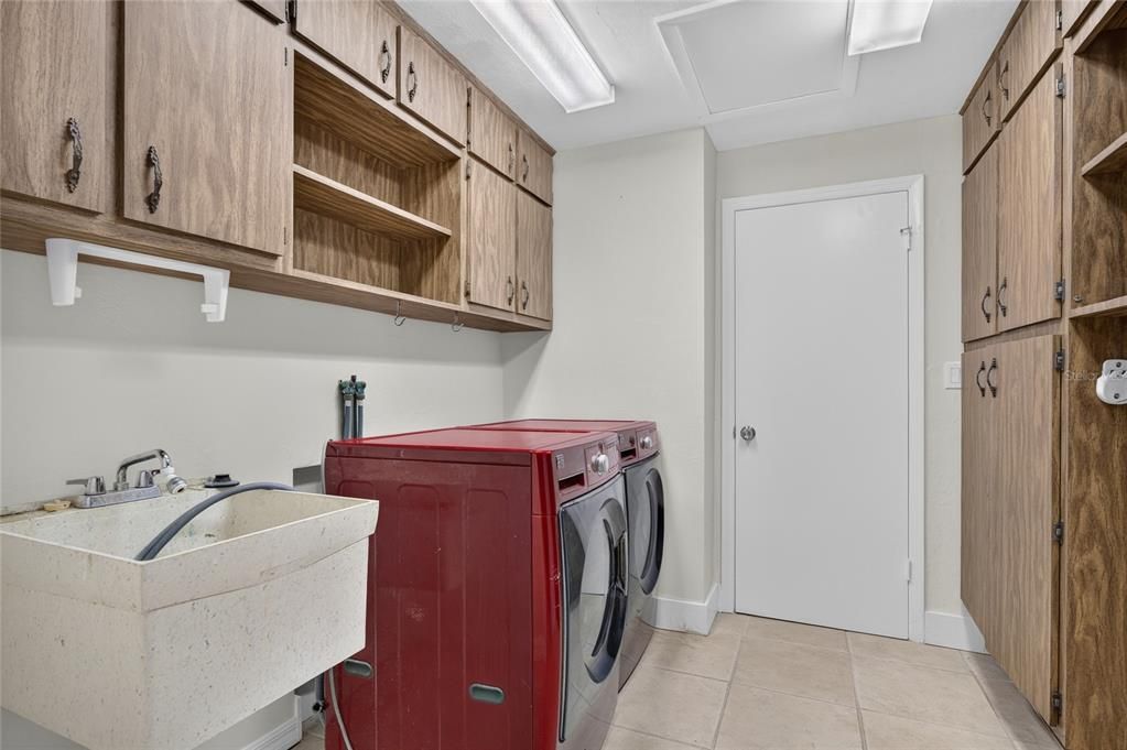 For Sale: $850,000 (3 beds, 2 baths, 2980 Square Feet)