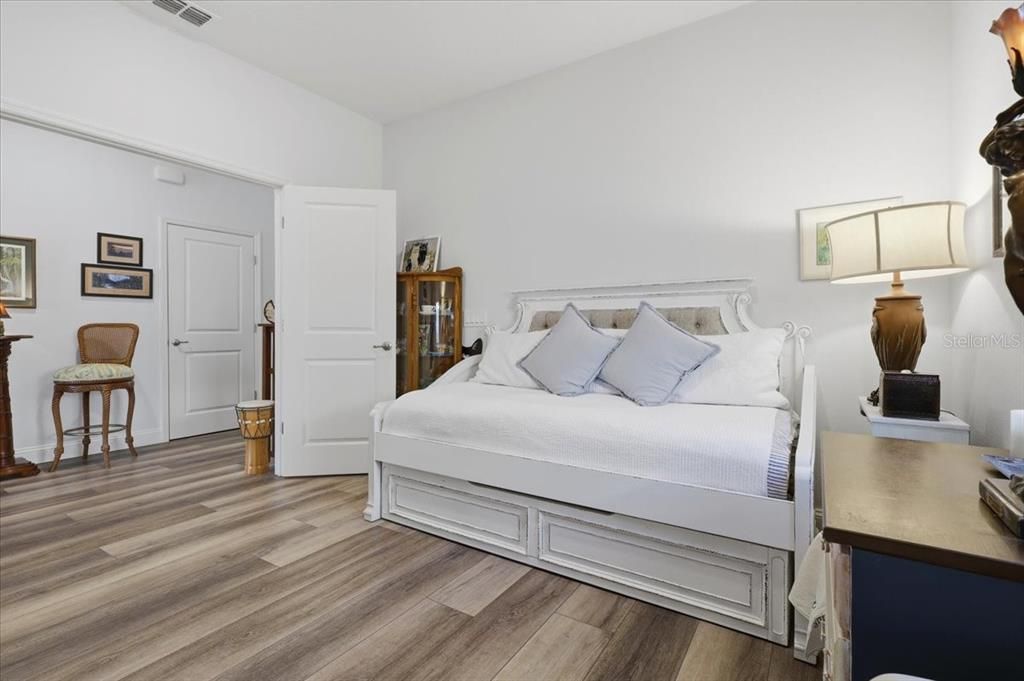 For Sale: $327,500 (3 beds, 2 baths, 1885 Square Feet)
