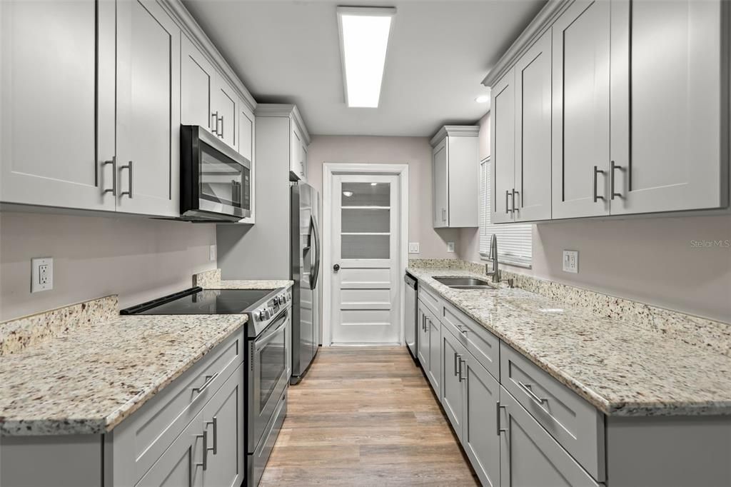 На продажу: $399,000 (4 спален, 2 ванн, 1405 Квадратных фут)