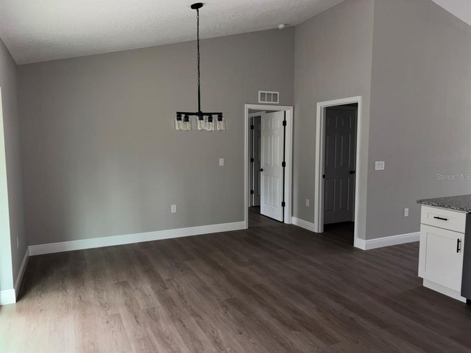 For Sale: $249,900 (3 beds, 2 baths, 1405 Square Feet)