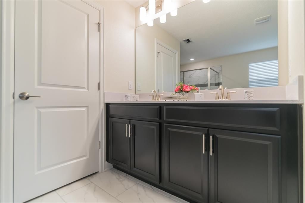 For Sale: $580,000 (6 beds, 6 baths, 3339 Square Feet)