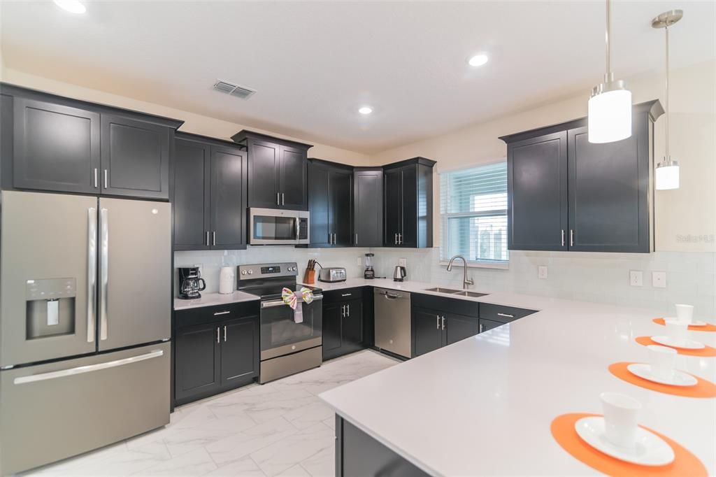 For Sale: $580,000 (6 beds, 6 baths, 3339 Square Feet)