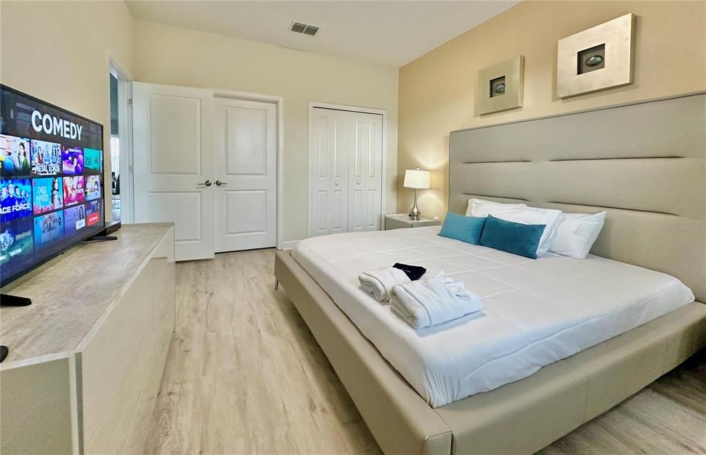 For Sale: $580,000 (6 beds, 6 baths, 3339 Square Feet)