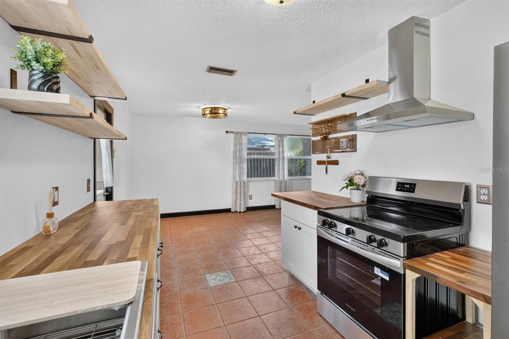 En Venta: $339,000 (4 camas, 2 baños, 1585 Pies cuadrados)