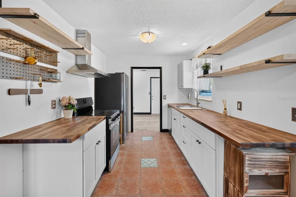En Venta: $339,000 (4 camas, 2 baños, 1585 Pies cuadrados)