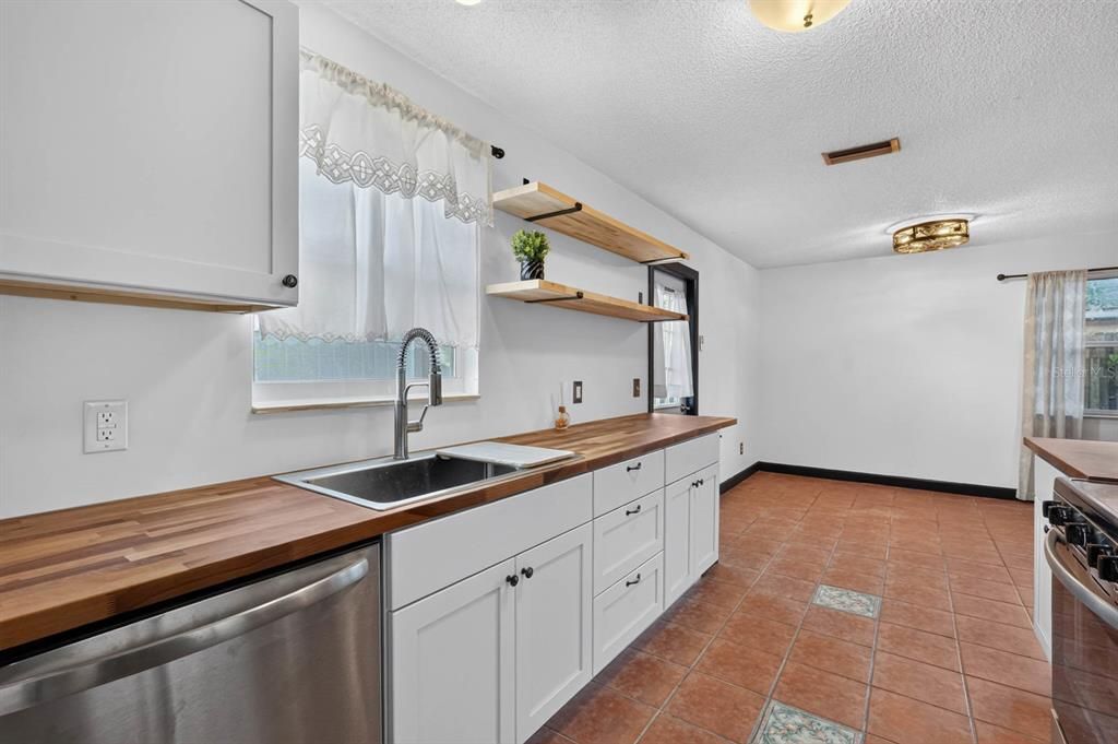 En Venta: $339,000 (4 camas, 2 baños, 1585 Pies cuadrados)