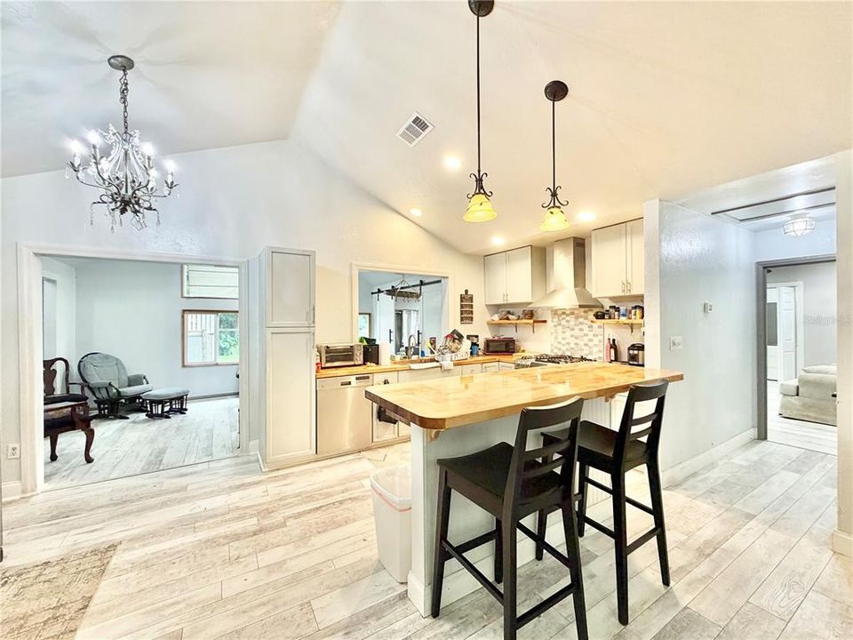 For Sale: $324,900 (3 beds, 2 baths, 1894 Square Feet)