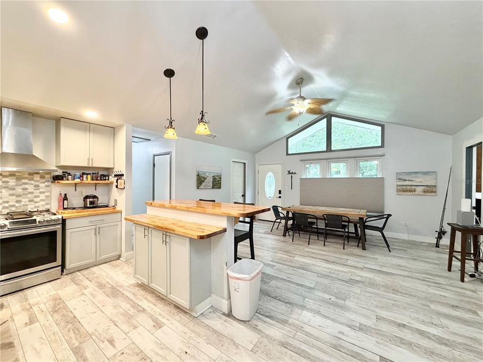 For Sale: $324,900 (3 beds, 2 baths, 1894 Square Feet)