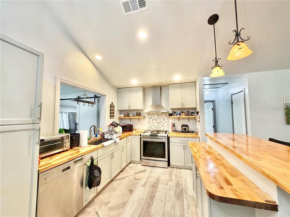For Sale: $324,900 (3 beds, 2 baths, 1894 Square Feet)