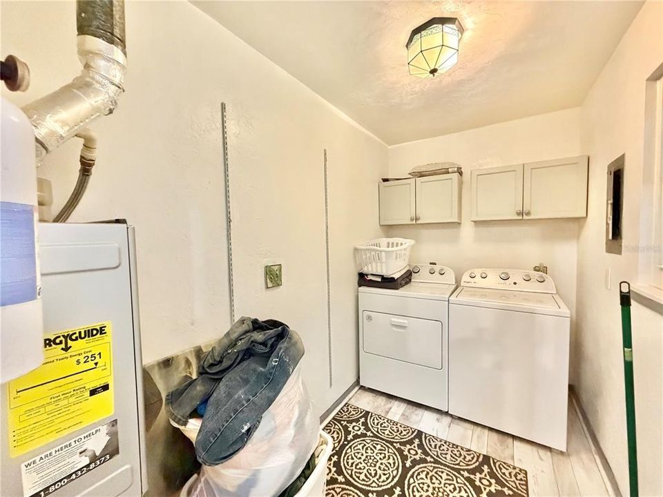 For Sale: $324,900 (3 beds, 2 baths, 1894 Square Feet)