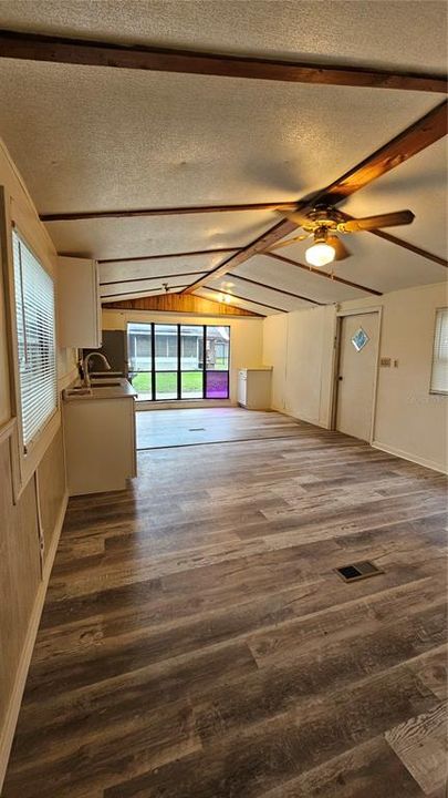 For Rent: $1,100 (2 beds, 1 baths, 732 Square Feet)