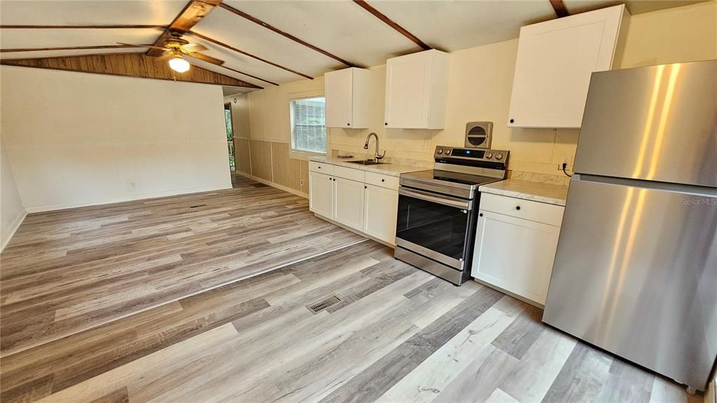 For Rent: $1,100 (2 beds, 1 baths, 732 Square Feet)