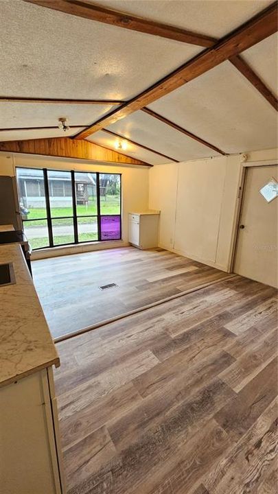 For Rent: $1,100 (2 beds, 1 baths, 732 Square Feet)