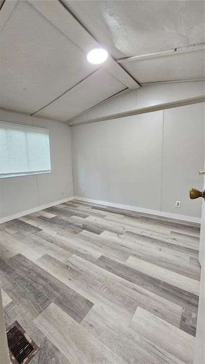 For Rent: $1,100 (2 beds, 1 baths, 732 Square Feet)