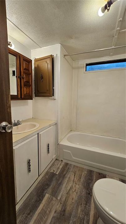 For Rent: $1,100 (2 beds, 1 baths, 732 Square Feet)