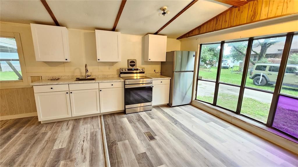 For Rent: $1,100 (2 beds, 1 baths, 732 Square Feet)