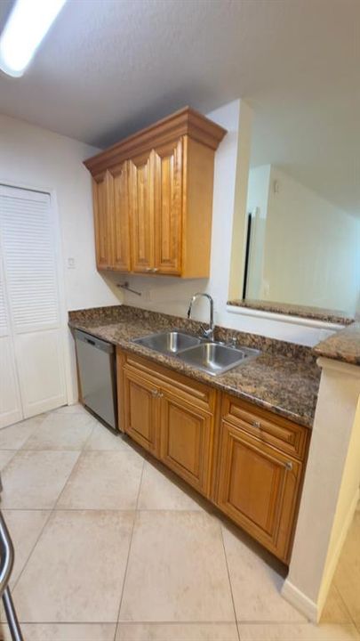 For Rent: $1,650 (2 beds, 2 baths, 996 Square Feet)