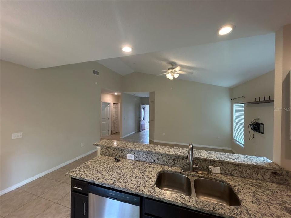 For Rent: $2,095 (3 beds, 2 baths, 1261 Square Feet)