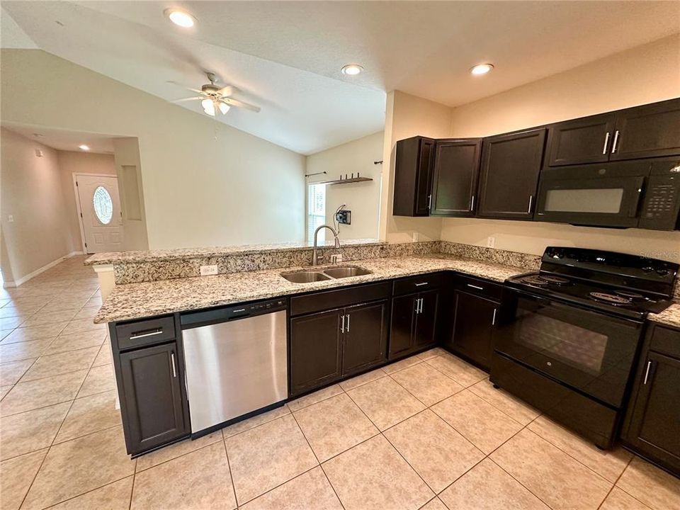 For Rent: $2,095 (3 beds, 2 baths, 1261 Square Feet)