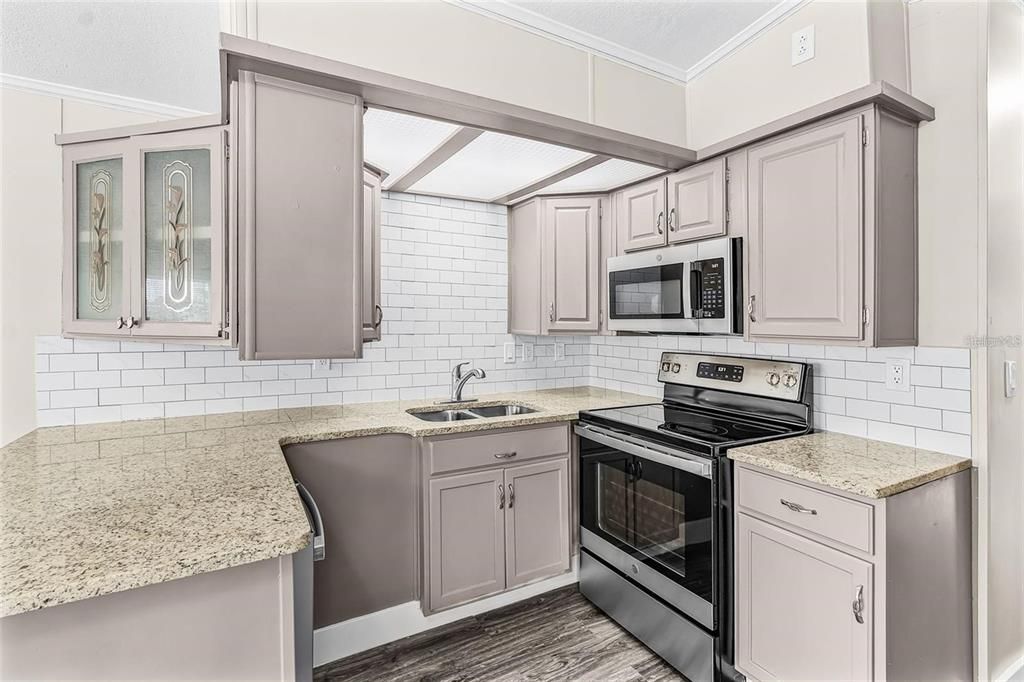 For Rent: $1,800 (2 beds, 2 baths, 947 Square Feet)