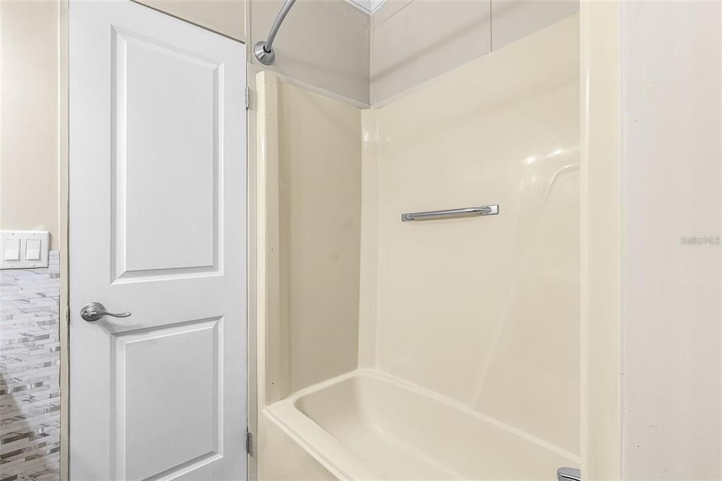 For Rent: $1,800 (2 beds, 2 baths, 947 Square Feet)