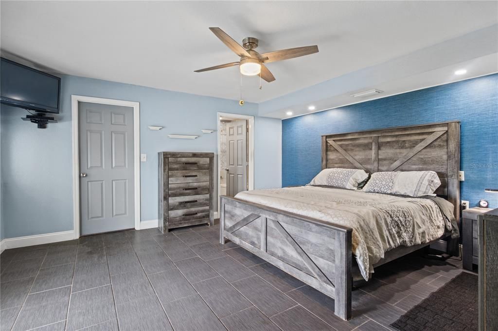 For Sale: $310,000 (3 beds, 2 baths, 1957 Square Feet)