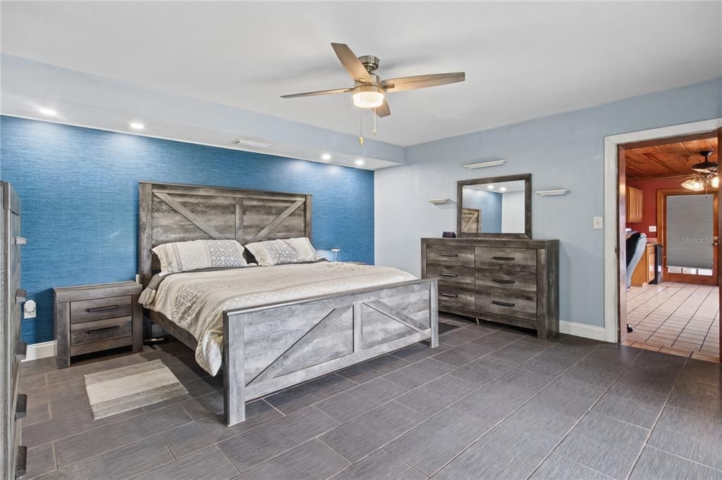 For Sale: $310,000 (3 beds, 2 baths, 1957 Square Feet)