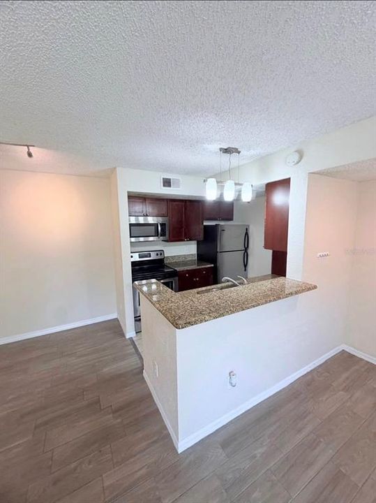 For Rent: $1,300 (1 beds, 1 baths, 711 Square Feet)