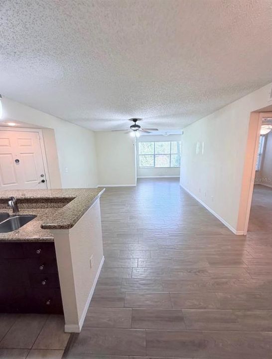 For Rent: $1,300 (1 beds, 1 baths, 711 Square Feet)