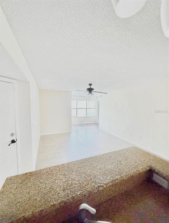 For Rent: $1,300 (1 beds, 1 baths, 711 Square Feet)