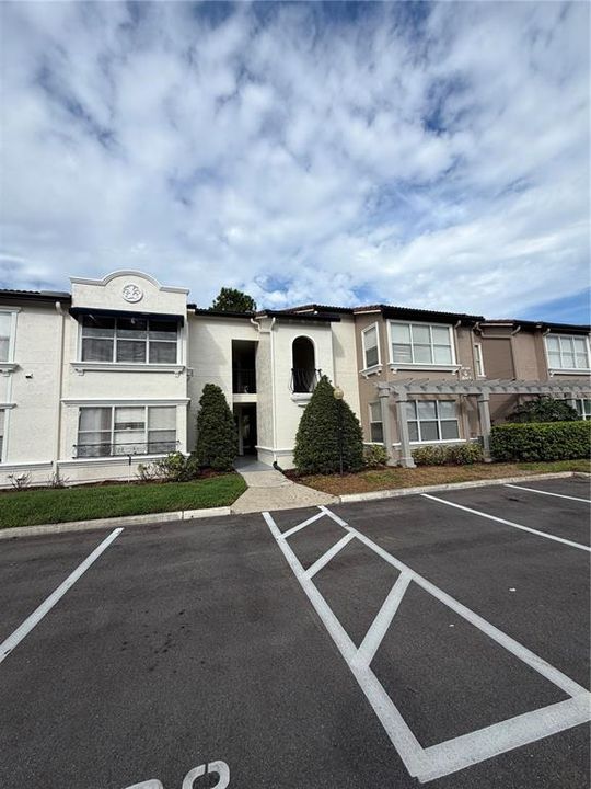 For Rent: $1,300 (1 beds, 1 baths, 711 Square Feet)