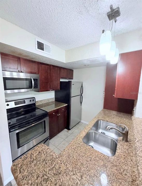 For Rent: $1,300 (1 beds, 1 baths, 711 Square Feet)
