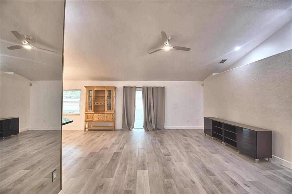 For Sale: $327,000 (3 beds, 2 baths, 1427 Square Feet)